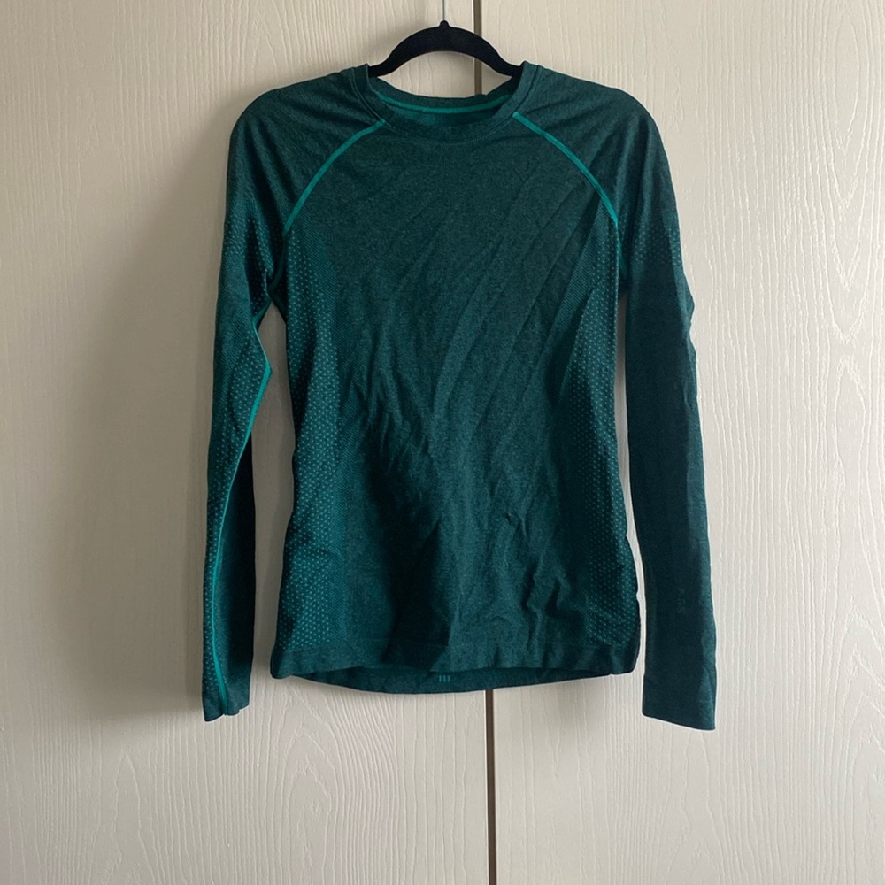 This is a Figs underscrub shirt. Size medium. Worn Twice.